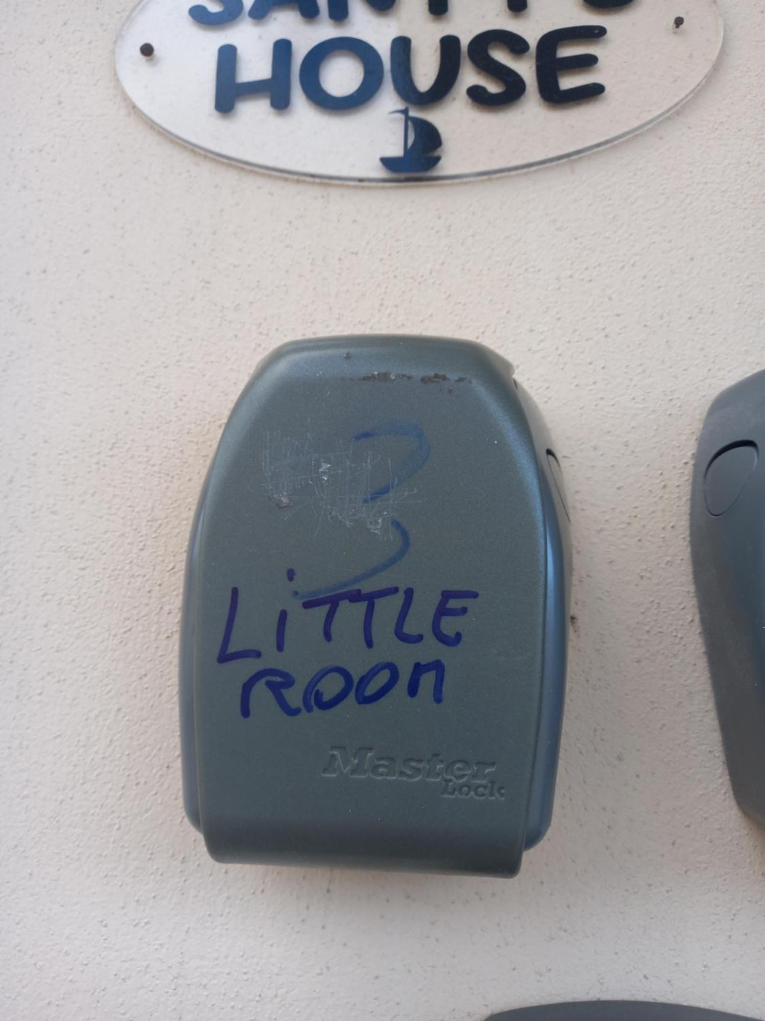 A Santy'S Rooms-Bagnocondiviso Sharedboth Room2Piano-No Lift-3Chilom A Piedi Xaeroporto-A Pagamento Shuttle Air Condizextra Bed Extrabed For A Fee-3 Minuti Bus Xfieradiroma-10 Minutes Stop Bus To Rome In50 Minutes Trafficpermitting Are You To Rome Fiumicino Phòng bức ảnh